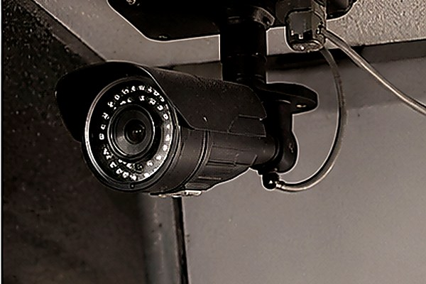 Camera bullet CCTV montata pe soffit casa